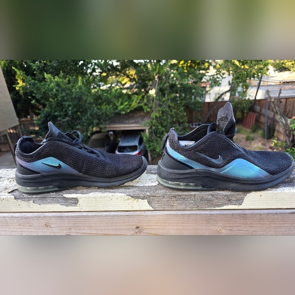 Nike Black and Blue Athletic Shoes with Air Max Cushioning - Picture 5 of 11